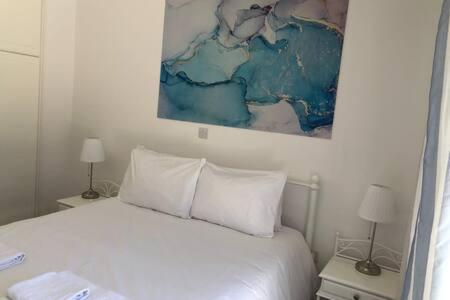 Kings Palace - Superb 2 Bed Ground Floor Apartment Paphos ภายนอก รูปภาพ