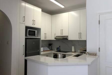 Kings Palace - Superb 2 Bed Ground Floor Apartment Paphos ภายนอก รูปภาพ