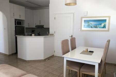 Kings Palace - Superb 2 Bed Ground Floor Apartment Paphos ภายนอก รูปภาพ
