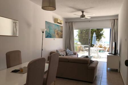 Kings Palace - Superb 2 Bed Ground Floor Apartment Paphos ภายนอก รูปภาพ