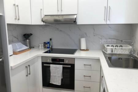 Kings Palace - Superb 2 Bed Ground Floor Apartment Paphos ภายนอก รูปภาพ